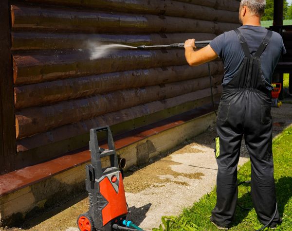 Log Home Pressure Washing in Davenport