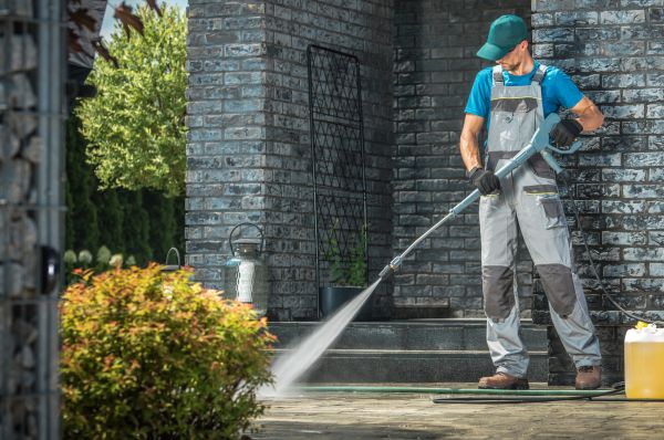Outside House Cleaning in Davenport